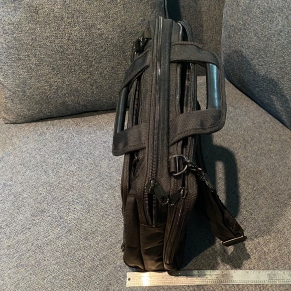 Brenthaven 16” x 13 1/2” Computer Bag Lightweight  Black Like New, Luggage strap - Picture 10 of 14